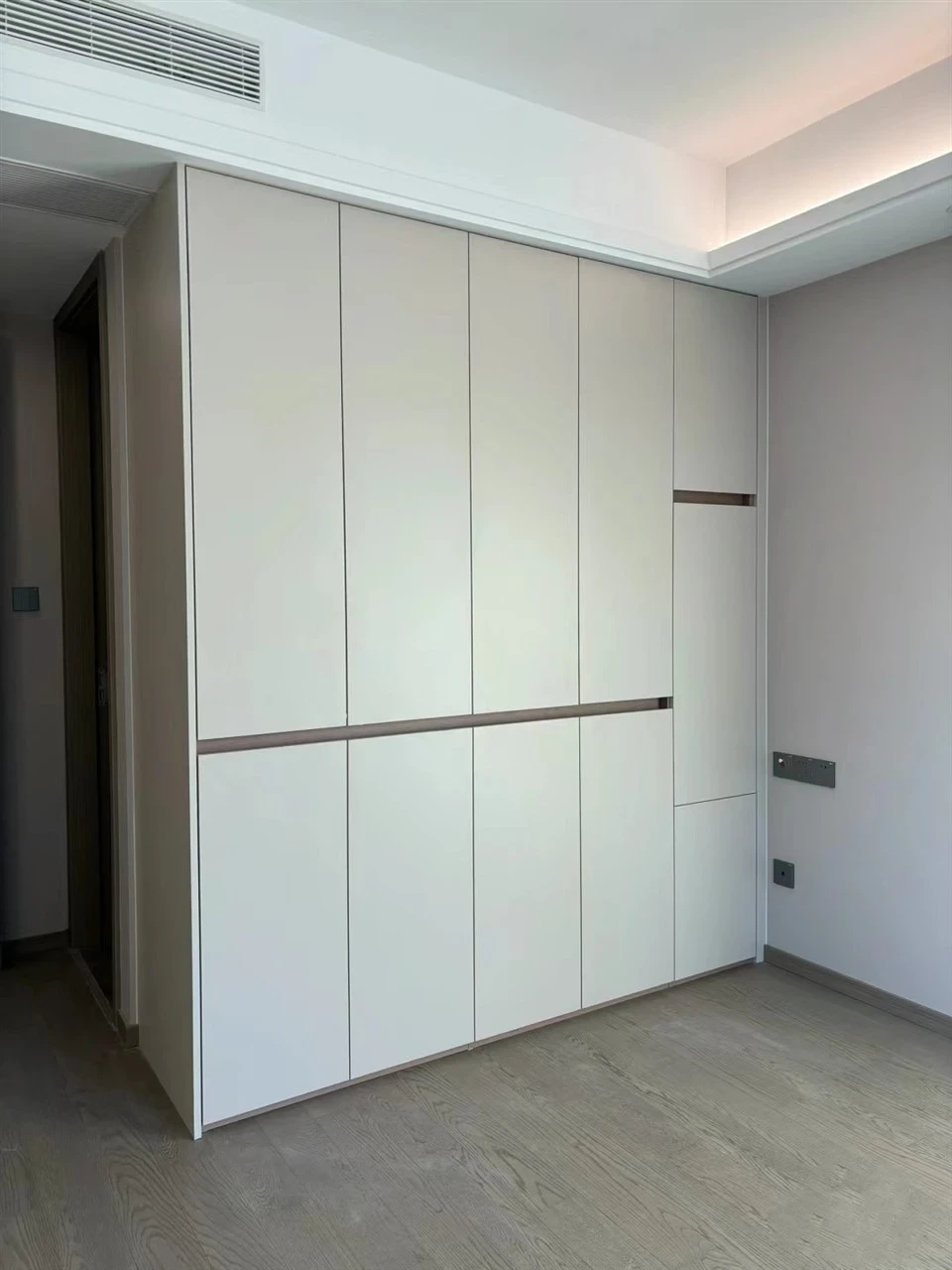 Full-height fitted wardrobe with aligned doors and slim handles - Sectional Bedroom Closet by SNEJ, image 2