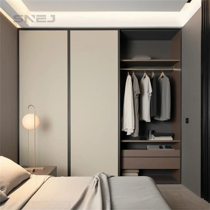 Fitted wardrobe combining closed cupboards with open storage - Open Wood Closet by SNEJ, image 3