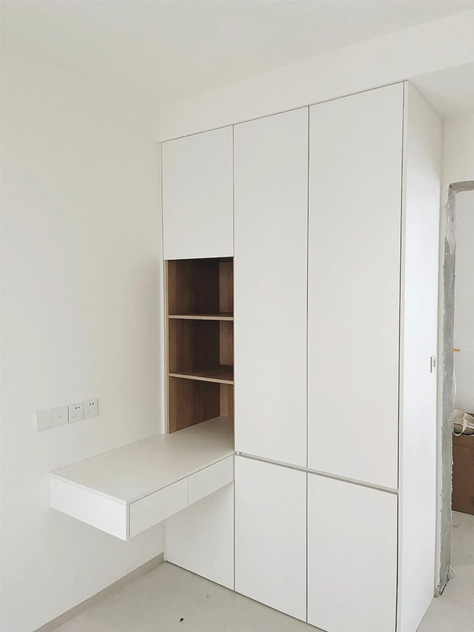 Fitted wardrobe combining closed cupboards with open storage - Sectional Bedroom Closet by SNEJ, image 4