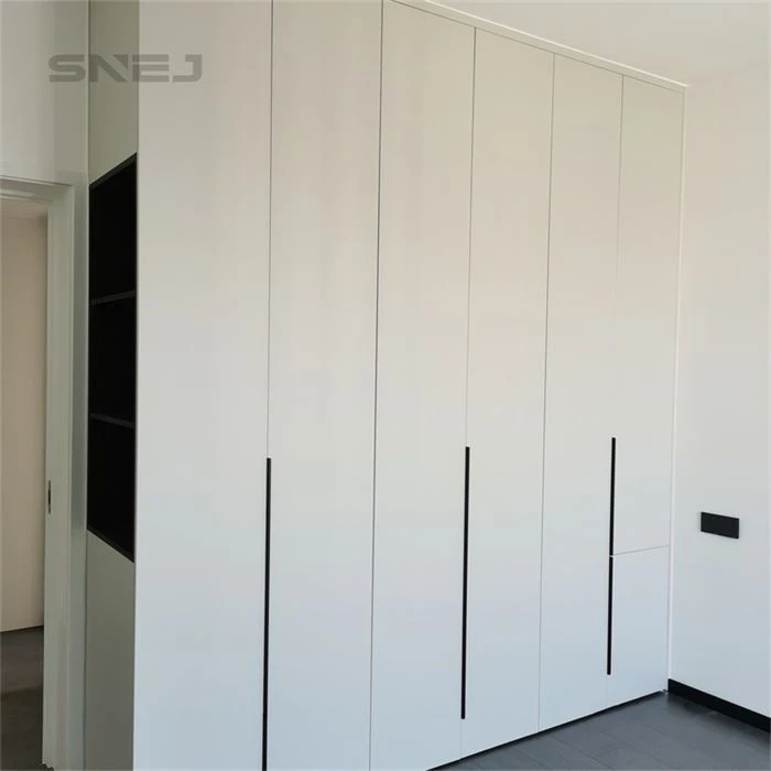 Full-height fitted wardrobe with aligned doors and slim handles - Modern Open Closet by SNEJ, image 3