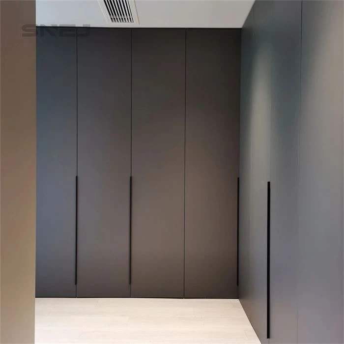 Full-height fitted wardrobe with aligned doors and slim handles - Black Open Closet by SNEJ, image 3