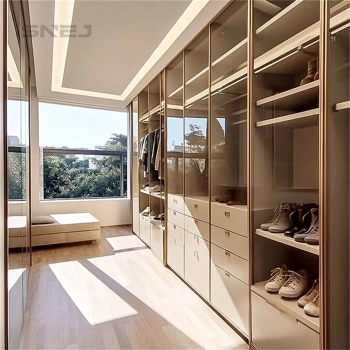 Fitted wardrobe combining closed cupboards with open storage - Open Air Wardrobe by SNEJ, image 3