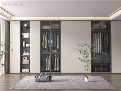 Open wardrobe or closed wardrobe?